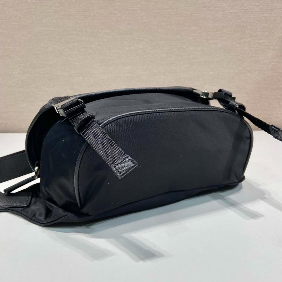 Prada 2VH171 尼龍 及 Saffiano 皮革肩背包 黑色《2024季度新品》-8
