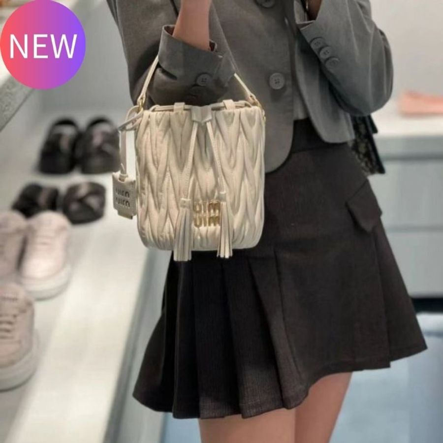 Miu Miu 5BE084 Matelasse 納帕皺摺抽繩水桶包 象牙白色《2024季度新品》-0