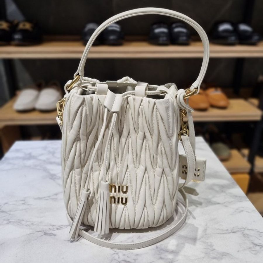 Miu Miu 5BE084 Matelasse 納帕皺摺抽繩水桶包 象牙白色《2024季度新品》-1