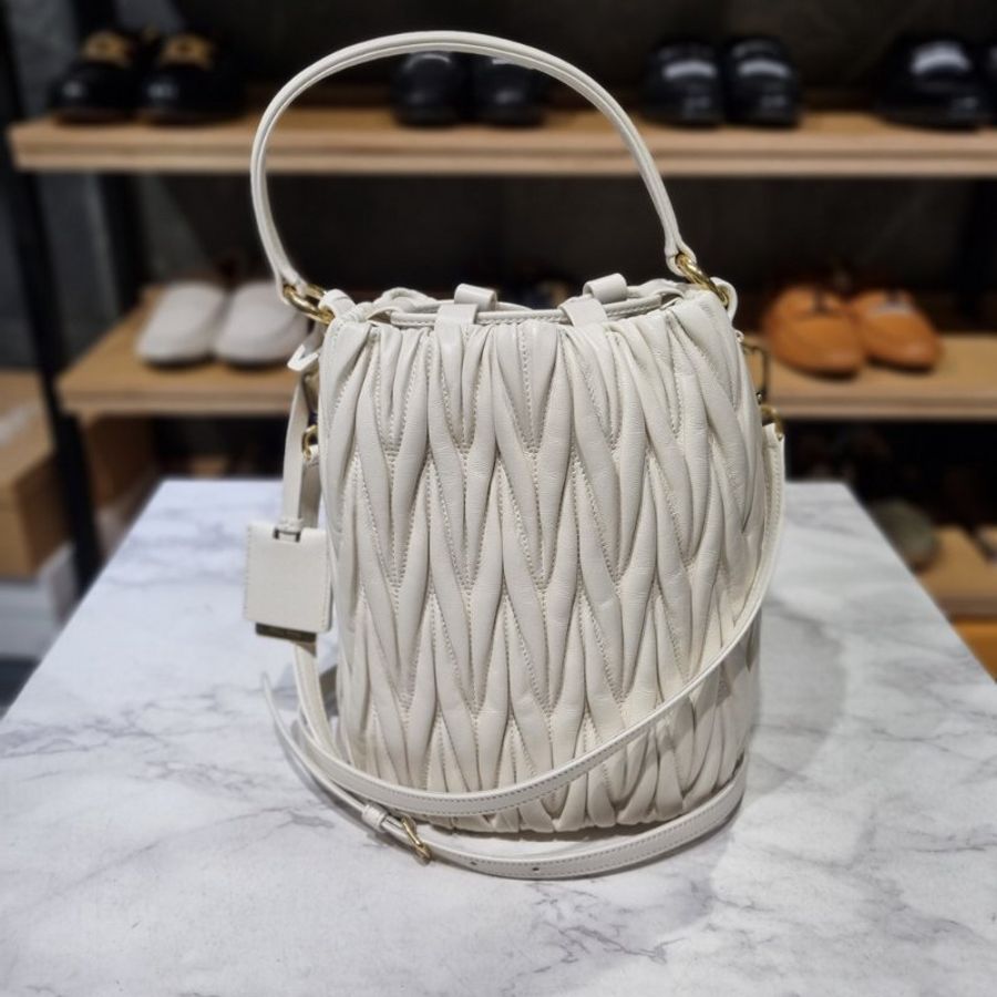 Miu Miu 5BE084 Matelasse 納帕皺摺抽繩水桶包 象牙白色《2024季度新品》-2