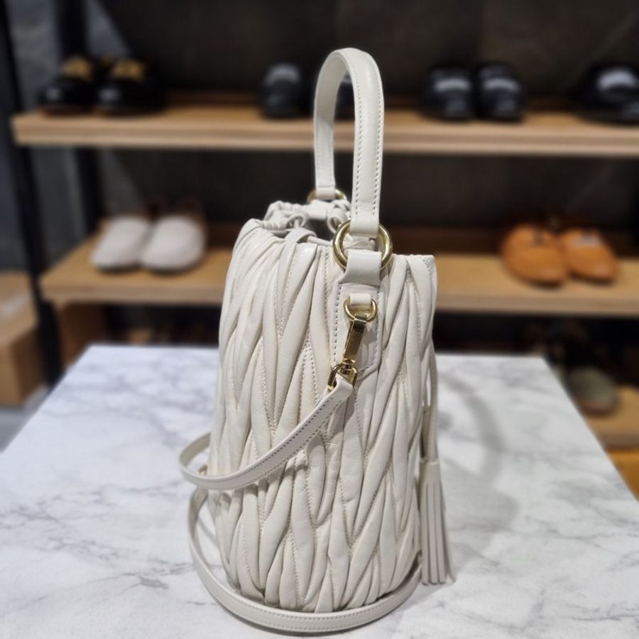 Miu Miu 5BE084 Matelasse 納帕皺摺抽繩水桶包 象牙白色《2024季度新品》-4