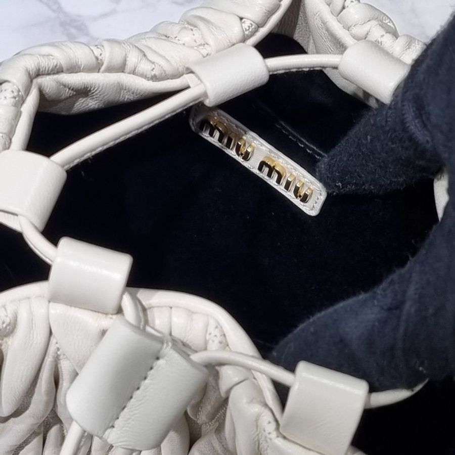 Miu Miu 5BE084 Matelasse 納帕皺摺抽繩水桶包 象牙白色《2024季度新品》-5
