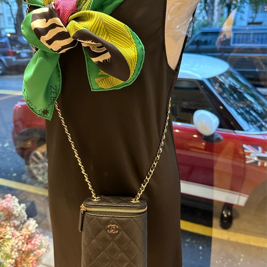 CHANEL 經典金色雙C LOGO粒紋牛皮拉鍊斜背小廢包(黑)-6