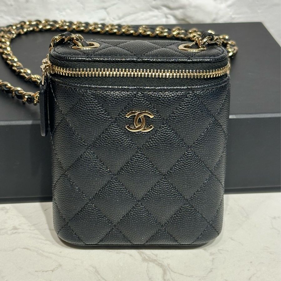 CHANEL 經典金色雙C LOGO粒紋牛皮拉鍊斜背小廢包(黑)-7