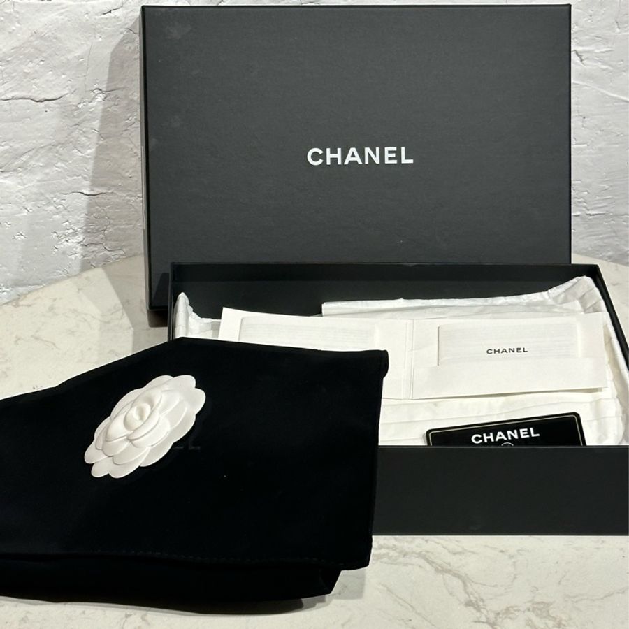 CHANEL 經典金色雙C LOGO粒紋牛皮拉鍊斜背小廢包(黑)-19