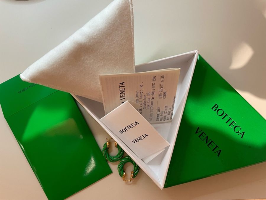 BOTTEGA VENETA 小羊皮扭結環型穿針式耳環(綠色)-3
