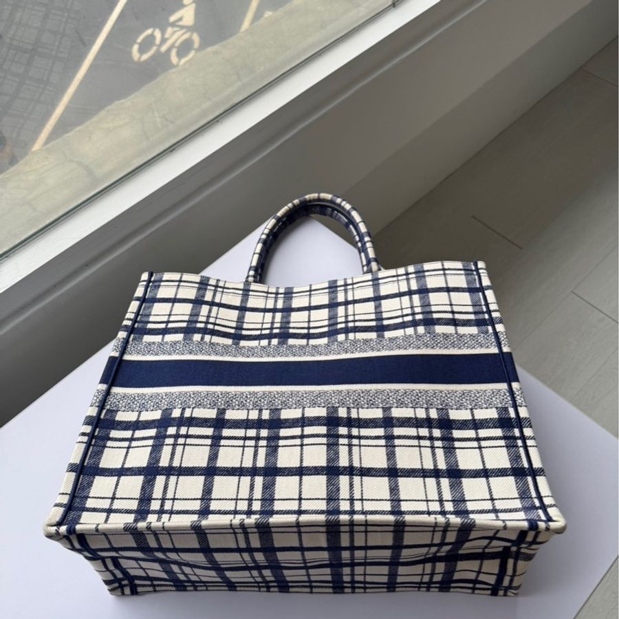 Dior帆布格紋大托特-8