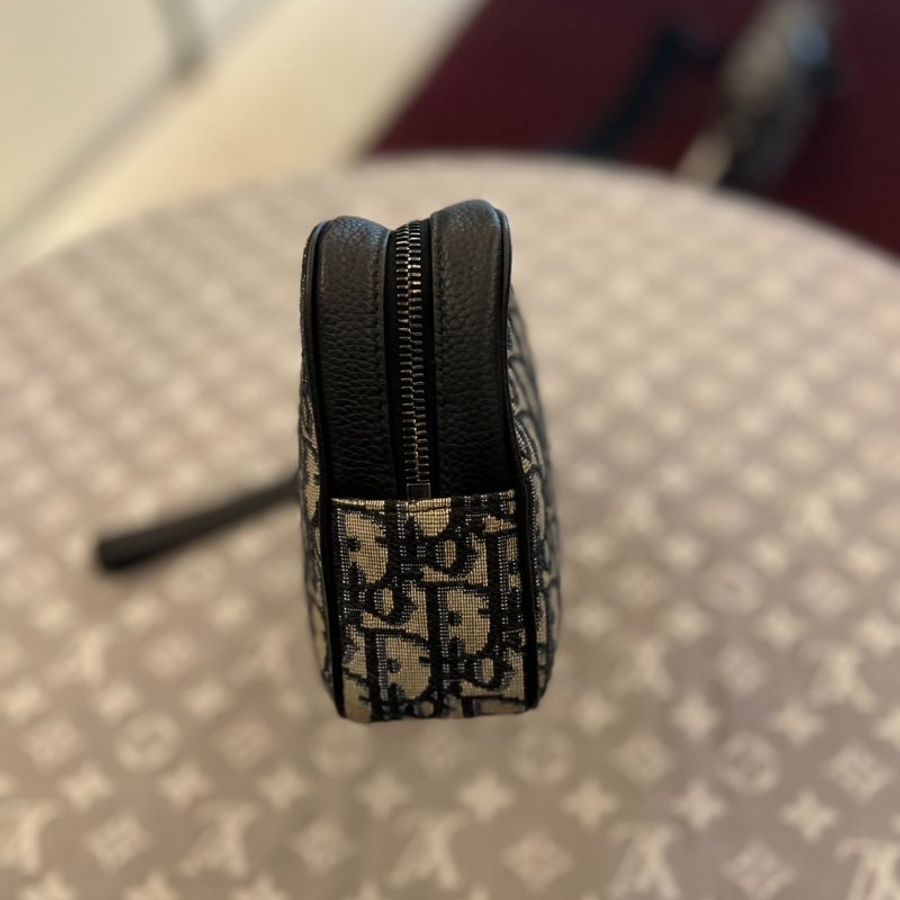 【舊愛新歡】DIOR Safari 男生手拿包 (米色和黑色 Dior Oblique 緹花)-3