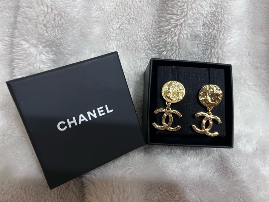 全新香奈兒CHANEL浮雕金幣最新款垂吊耳針熔岩款-2