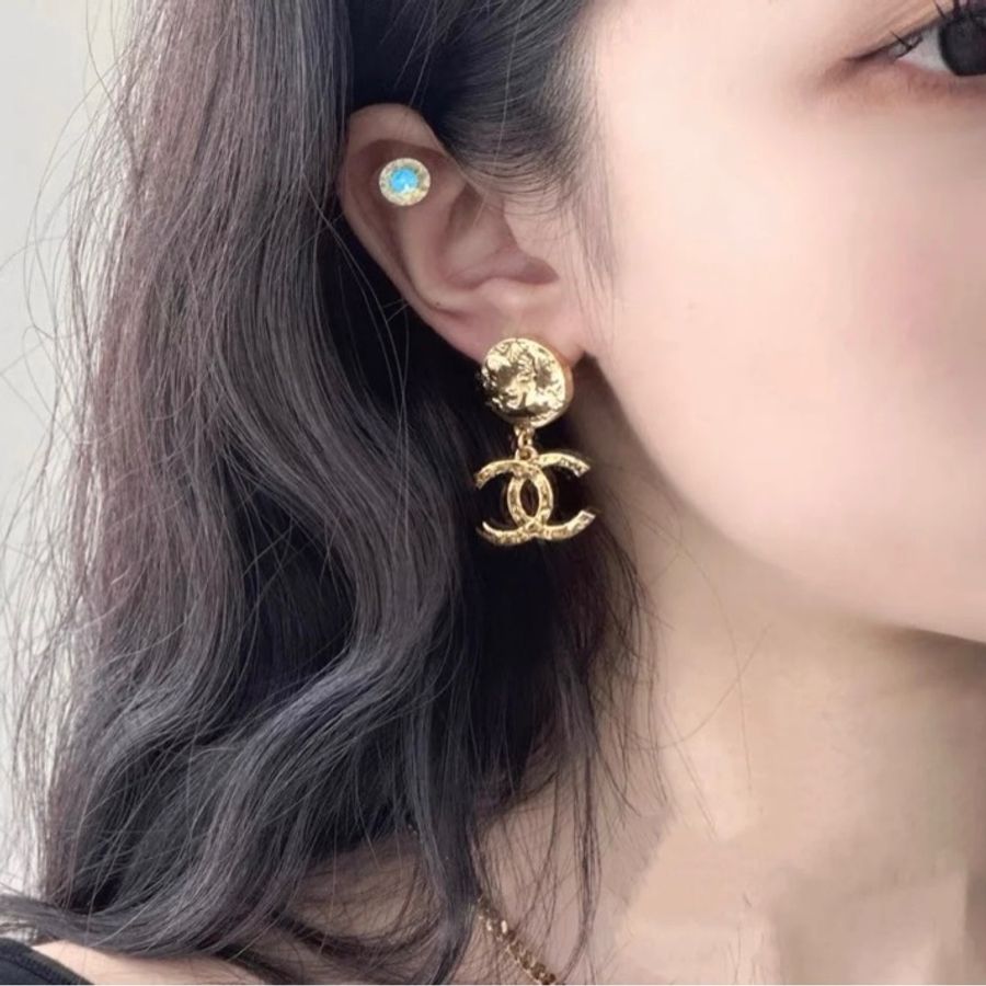 全新香奈兒CHANEL浮雕金幣最新款垂吊耳針熔岩款-5