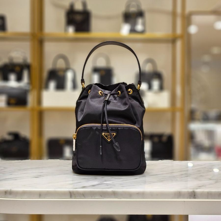 Prada 1BH038 Duet 尼龍提把水桶包 黑色《2024秋冬 ★全新商品 》-1