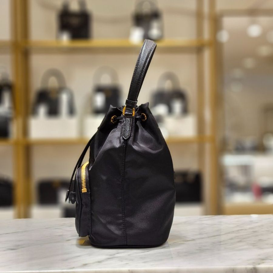 Prada 1BH038 Duet 尼龍提把水桶包 黑色《2024秋冬 ★全新商品 》-4