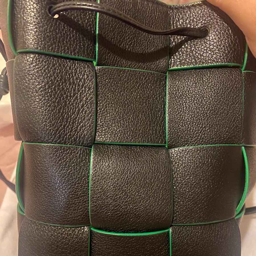 BOTTEGA VENETA CASSETTE經典編織小牛皮斜背水桶包(黑/綠色)-3