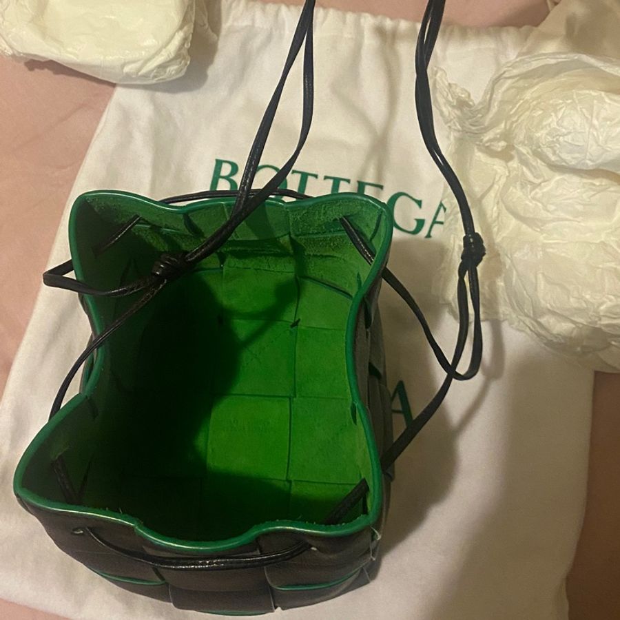 BOTTEGA VENETA CASSETTE經典編織小牛皮斜背水桶包(黑/綠色)-7