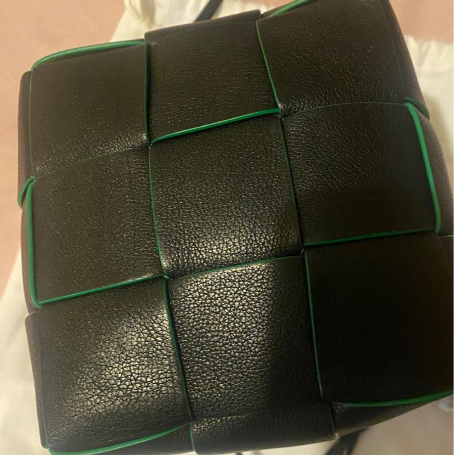 BOTTEGA VENETA CASSETTE經典編織小牛皮斜背水桶包(黑/綠色)-8