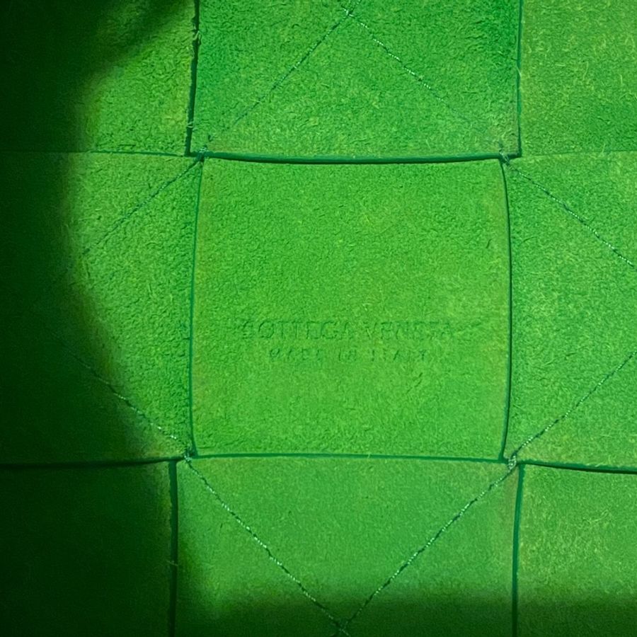 BOTTEGA VENETA CASSETTE經典編織小牛皮斜背水桶包(黑/綠色)-10