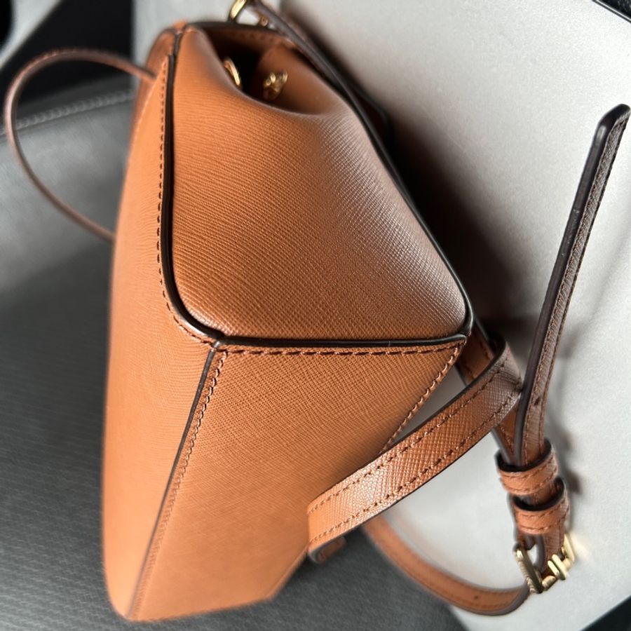 Michael Kors 焦糖色金字防刮皮革釦式手提/斜背包-8