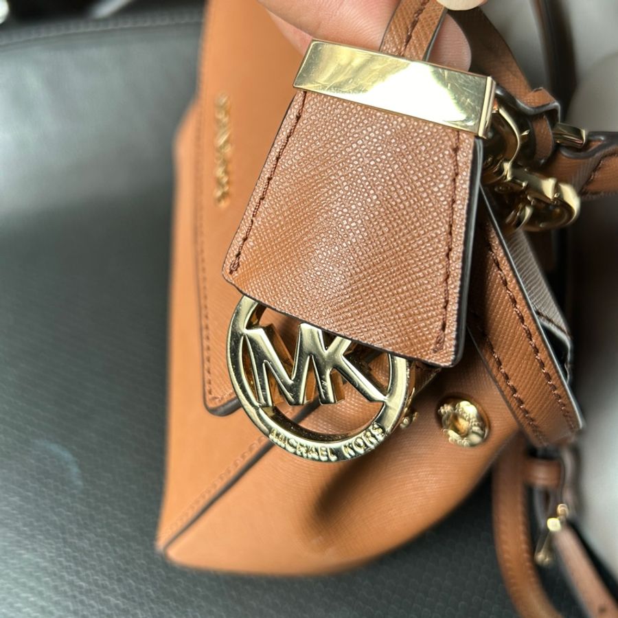 Michael Kors 焦糖色金字防刮皮革釦式手提/斜背包-9