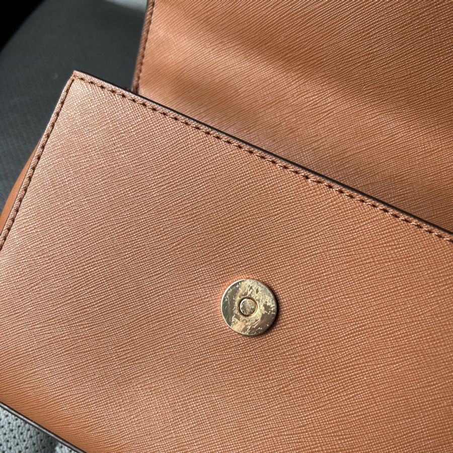 Michael Kors 焦糖色金字防刮皮革釦式手提/斜背包-10
