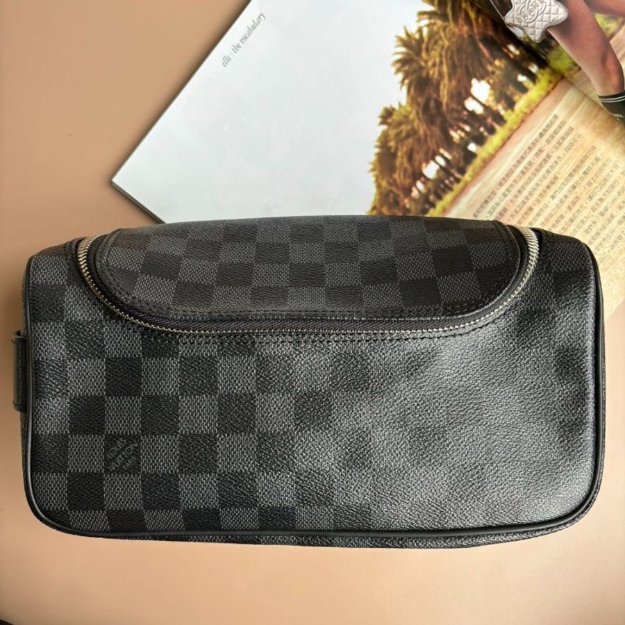::LOUIS VUITTON:: LV 黑色棋盤格手拿包 化妝包-1