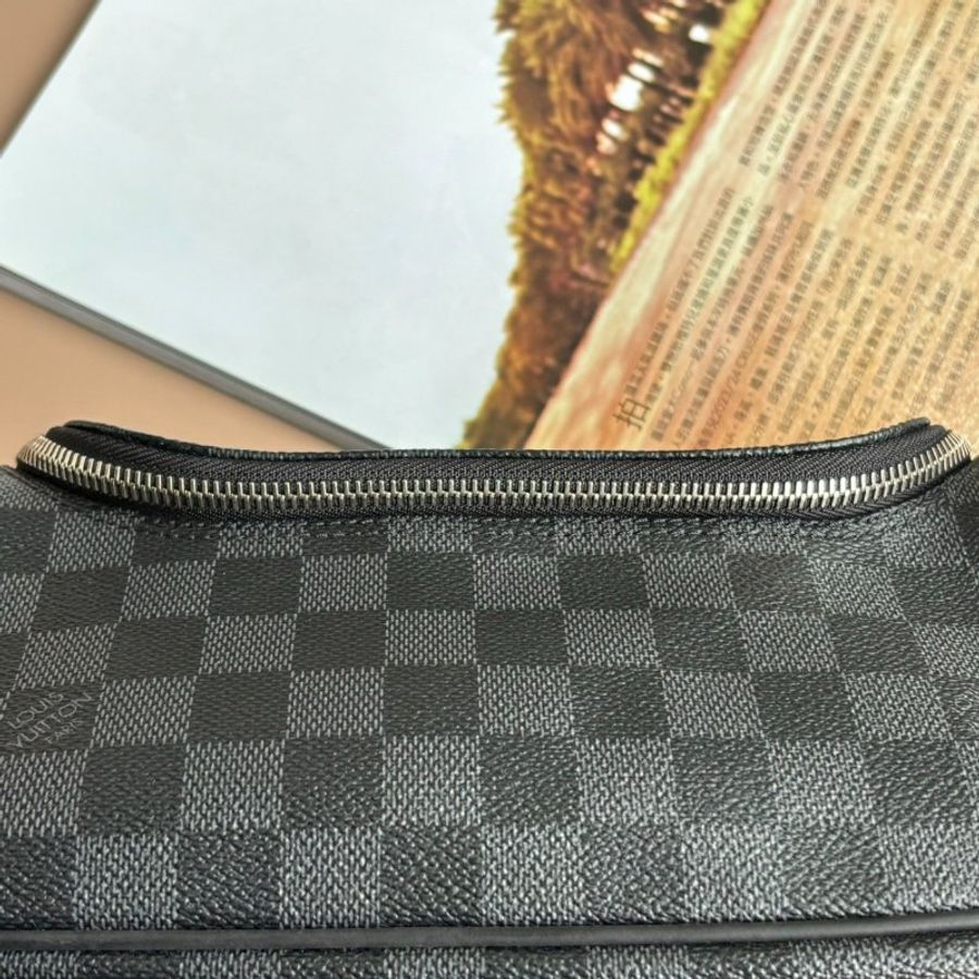 ::LOUIS VUITTON:: LV 黑色棋盤格手拿包 化妝包-2