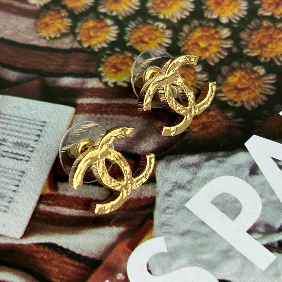 ::CHANEL:: 金色鍛敲紋 雙C耳環-5
