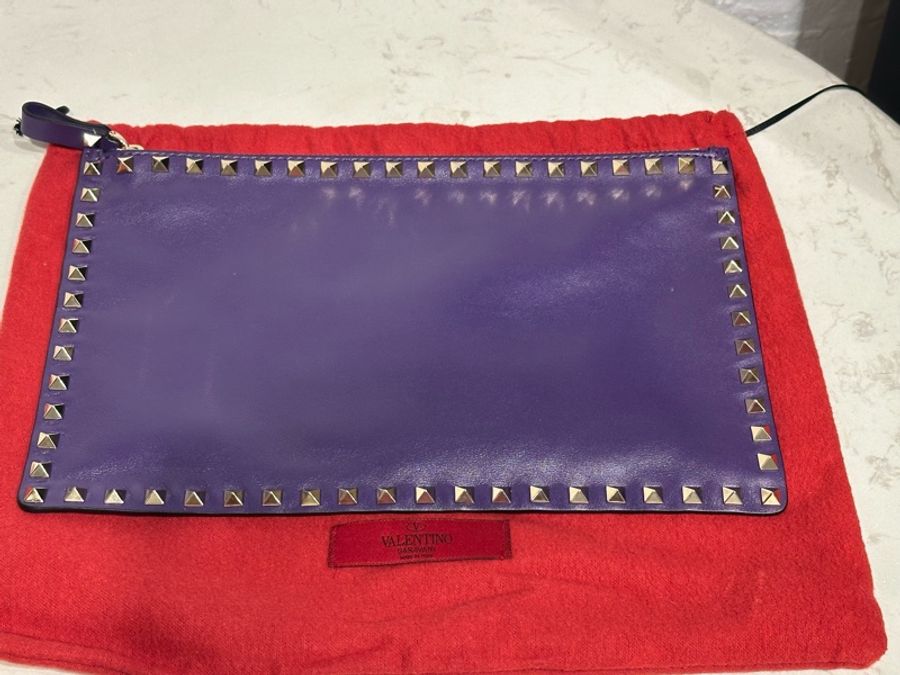 全新品VALEVTINO 鉚釘款紫色手拿包-1