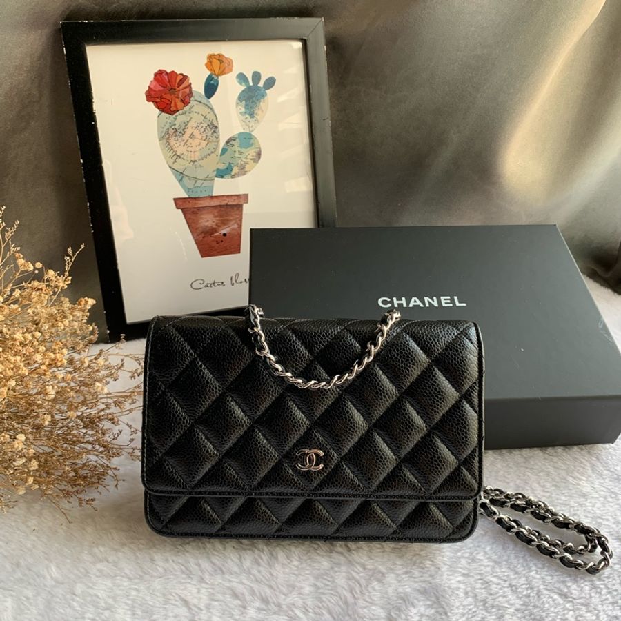 Chanel 經典CC Logo銀釦荔枝皮革WOC(黑色)-1