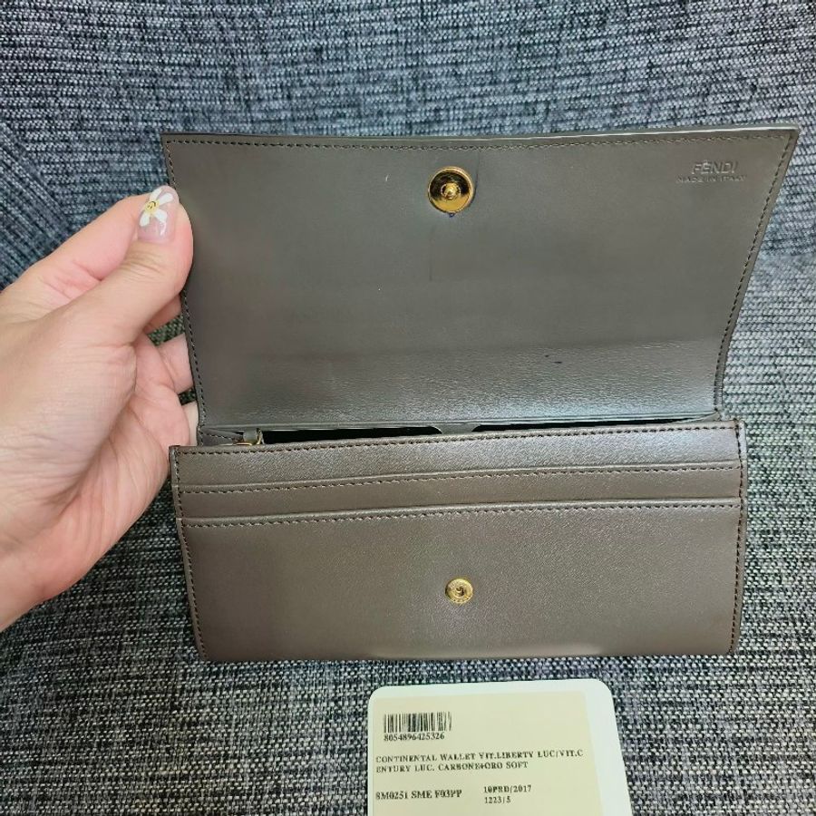 過年出清* FENDI By The Way
錐形鉚釘圓環 #小牛皮 釦式#長夾-2