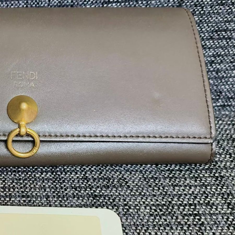 過年出清* FENDI By The Way
錐形鉚釘圓環 #小牛皮 釦式#長夾-11