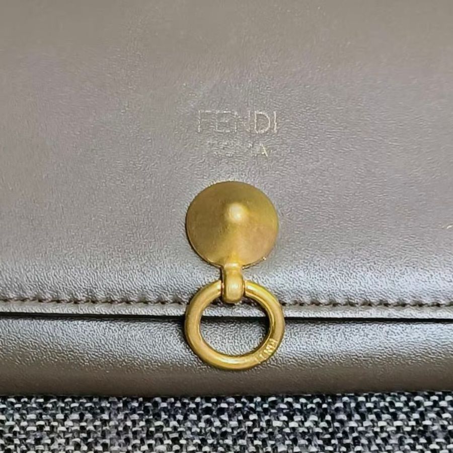 過年出清* FENDI By The Way
錐形鉚釘圓環 #小牛皮 釦式#長夾-16