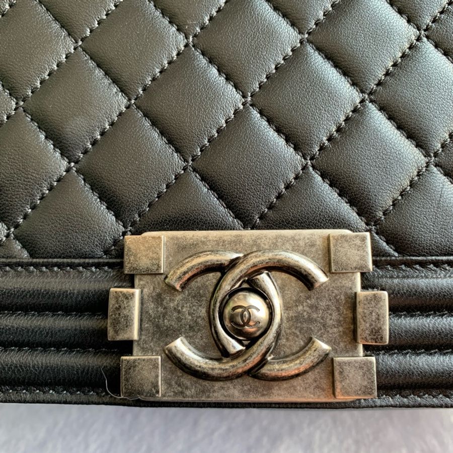 Chanel 霧銀釦小羊皮菱格紋Boy Chanel 28cm(黑色)-8