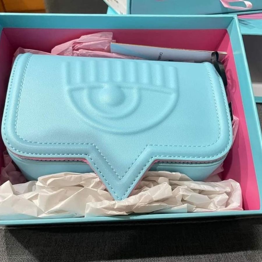 〔〔全新〕〕Chiara Ferragni Eyelike 小款 浮刻眨眼框可拆雙鍊帶皮革斜背包-baby 藍-5
