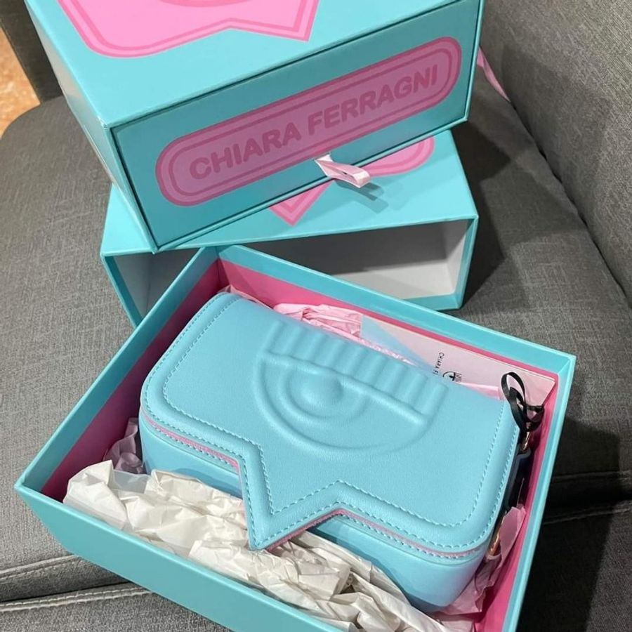 〔〔全新〕〕Chiara Ferragni Eyelike 小款 浮刻眨眼框可拆雙鍊帶皮革斜背包-baby 藍-6