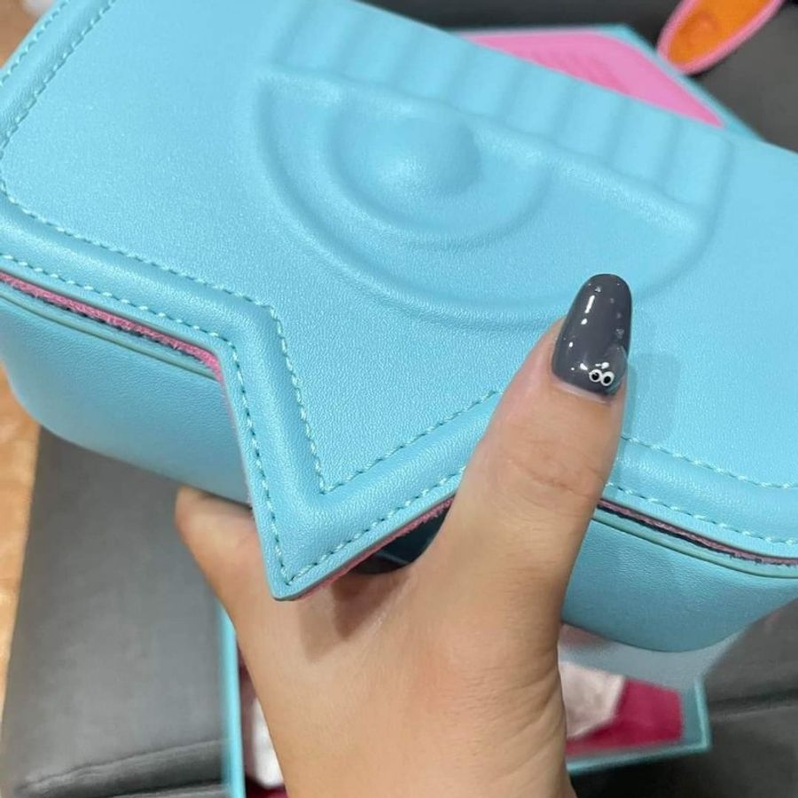 〔〔全新〕〕Chiara Ferragni Eyelike 小款 浮刻眨眼框可拆雙鍊帶皮革斜背包-baby 藍-10