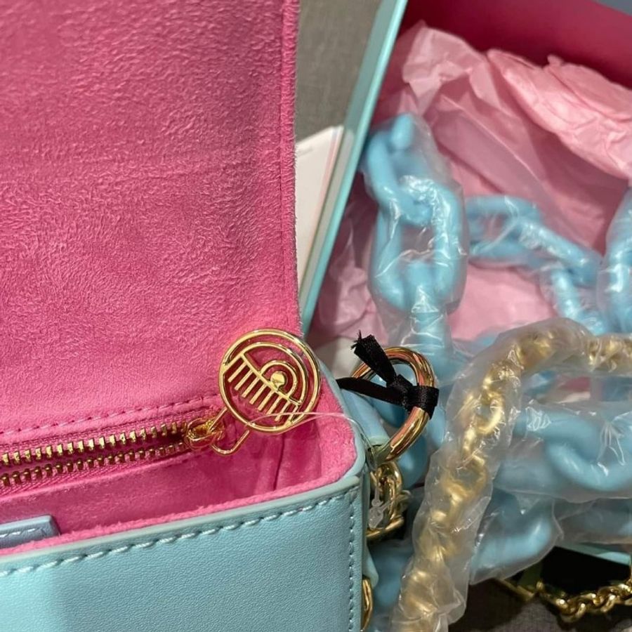 〔〔全新〕〕Chiara Ferragni Eyelike 小款 浮刻眨眼框可拆雙鍊帶皮革斜背包-baby 藍-12