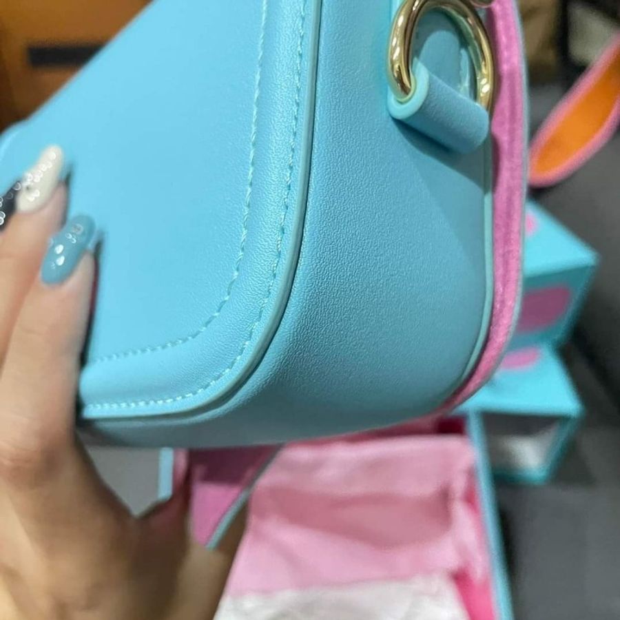 〔〔全新〕〕Chiara Ferragni Eyelike 小款 浮刻眨眼框可拆雙鍊帶皮革斜背包-baby 藍-13