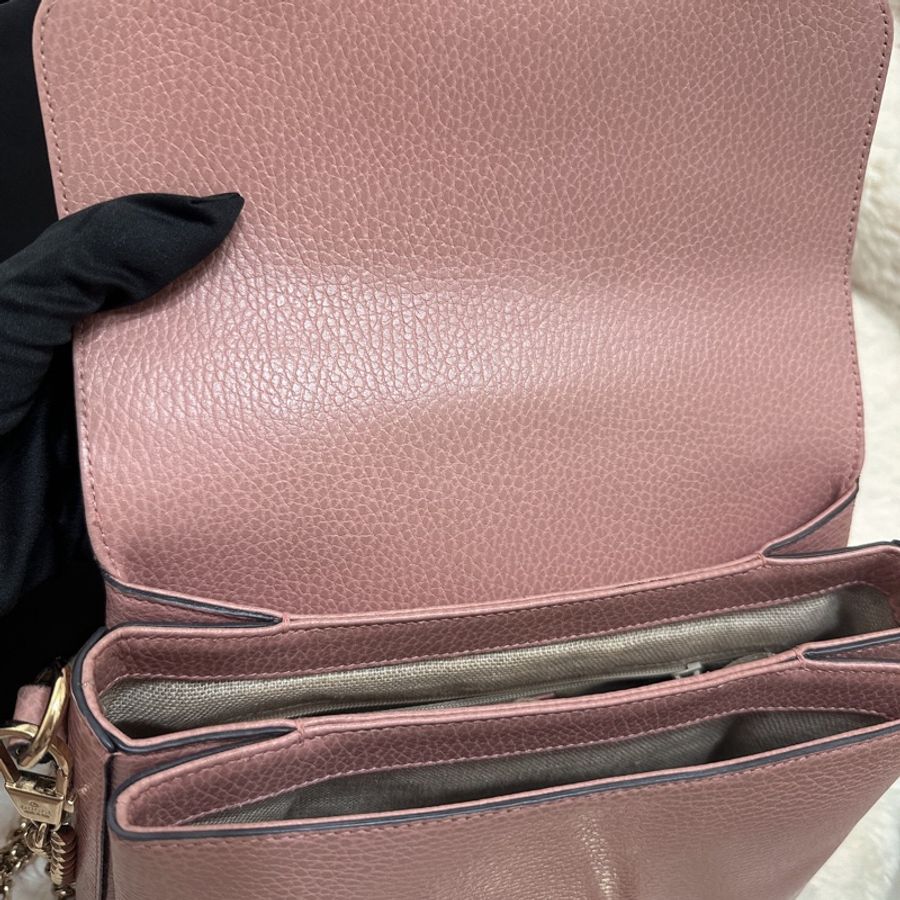 GUCCI 金屬LOGO牛皮翻蓋三層斜背鍊包(粉)-2