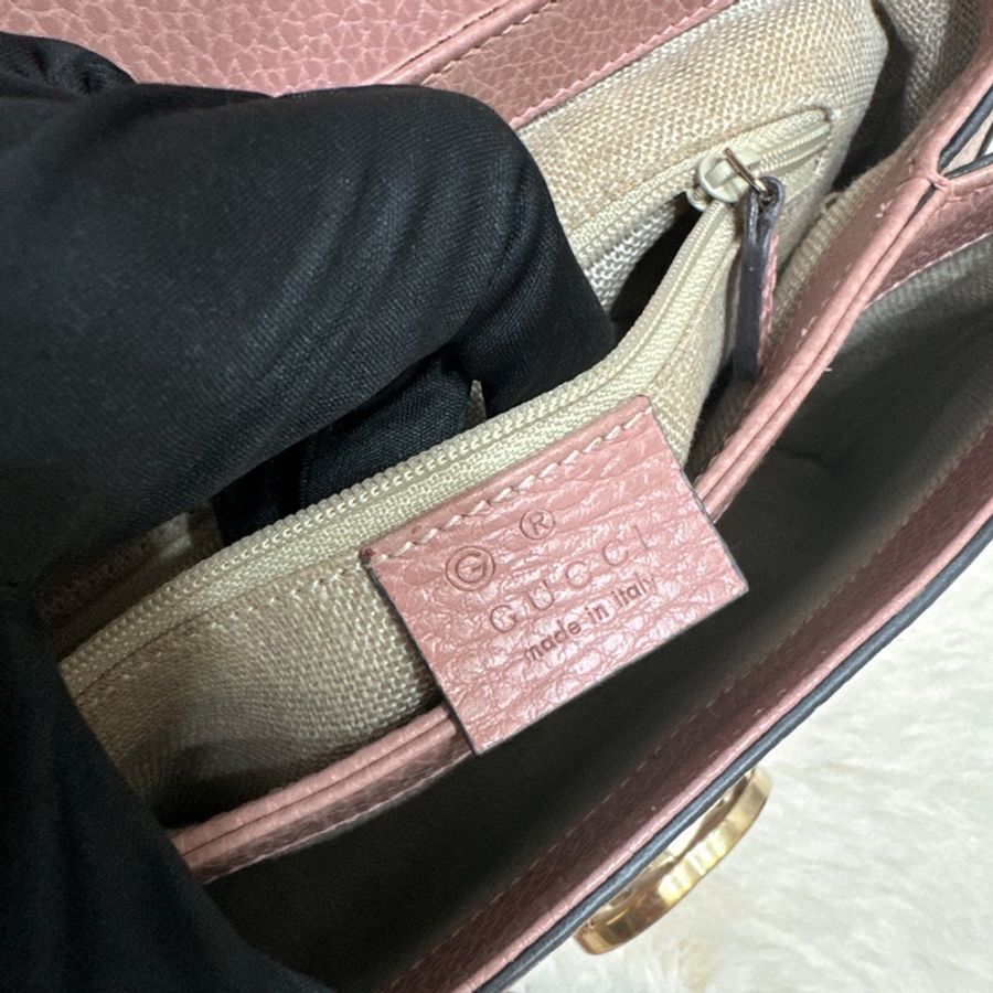 GUCCI 金屬LOGO牛皮翻蓋三層斜背鍊包(粉)-4