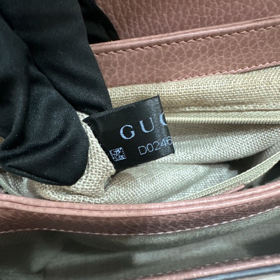 GUCCI 金屬LOGO牛皮翻蓋三層斜背鍊包(粉)-5