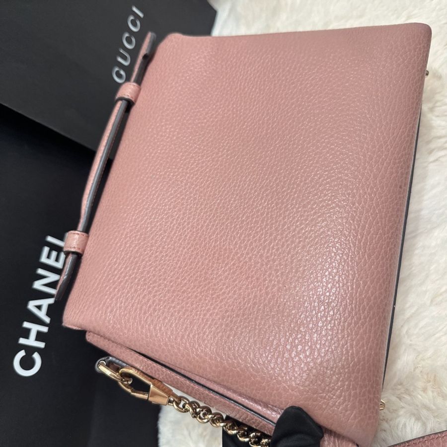 GUCCI 金屬LOGO牛皮翻蓋三層斜背鍊包(粉)-6