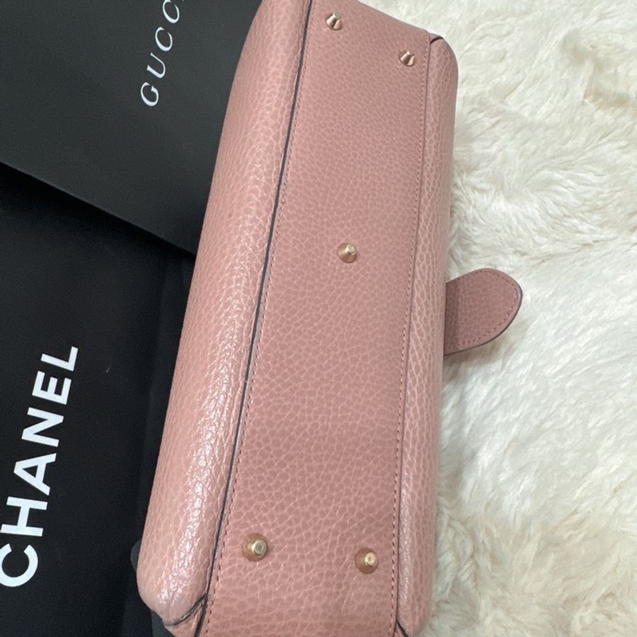 GUCCI 金屬LOGO牛皮翻蓋三層斜背鍊包(粉)-7
