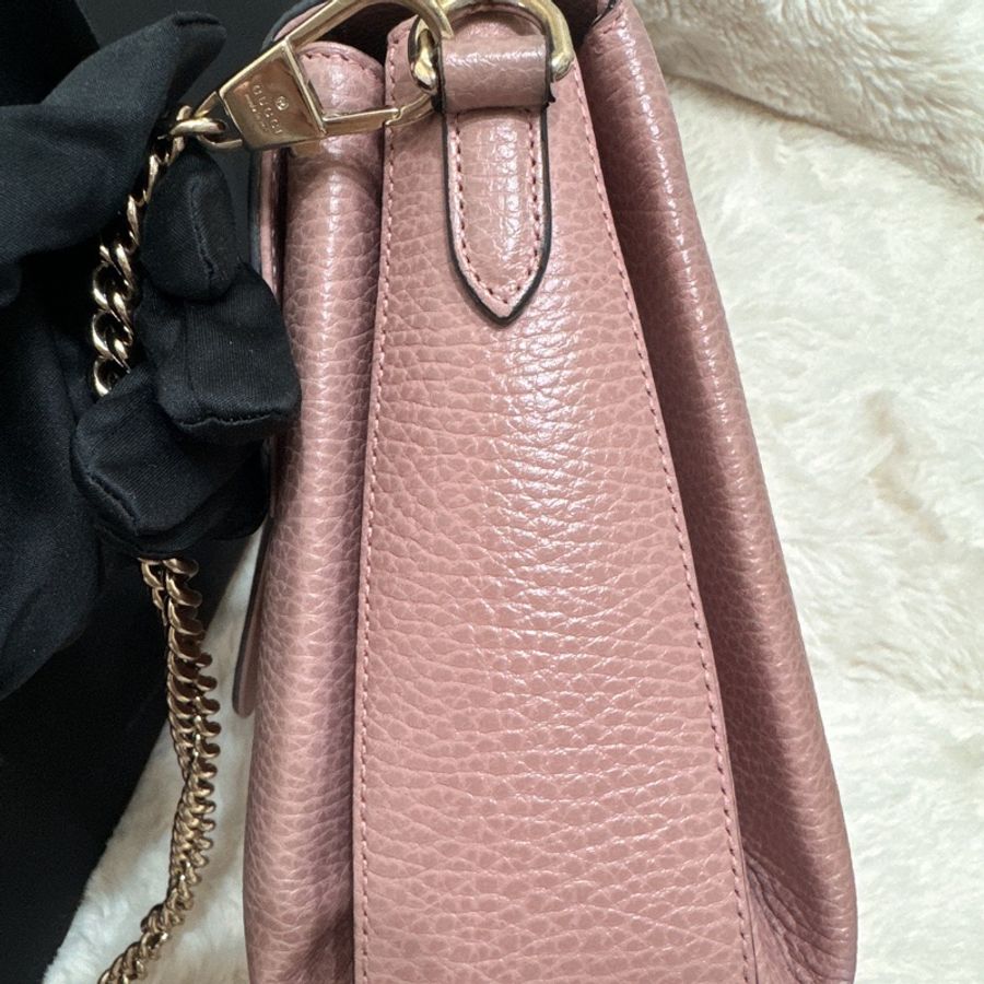 GUCCI 金屬LOGO牛皮翻蓋三層斜背鍊包(粉)-8