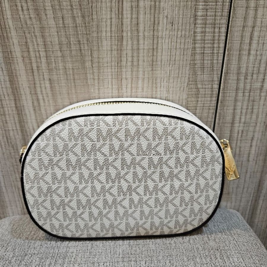 MICHAEL KORS GLAM 金圓標Logo乳霜白色防刮皮革橢圓相機包(小款)-1