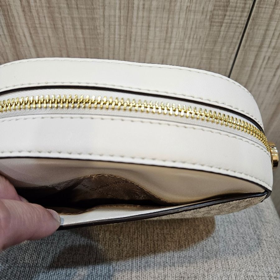 MICHAEL KORS GLAM 金圓標Logo乳霜白色防刮皮革橢圓相機包(小款)-3