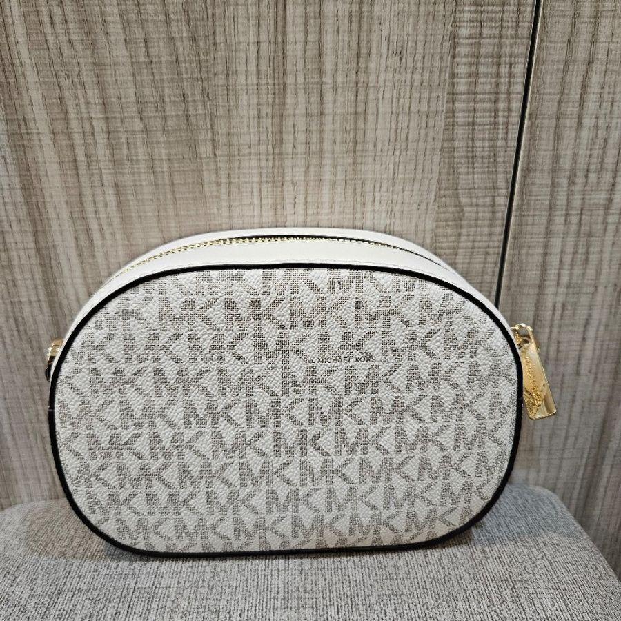 MICHAEL KORS GLAM 金圓標Logo乳霜白色防刮皮革橢圓相機包(小款)-17