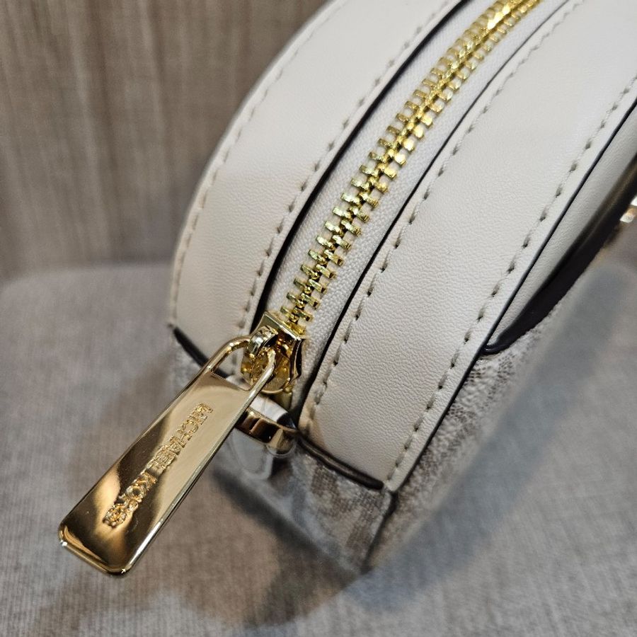 MICHAEL KORS GLAM 金圓標Logo乳霜白色防刮皮革橢圓相機包(小款)-23