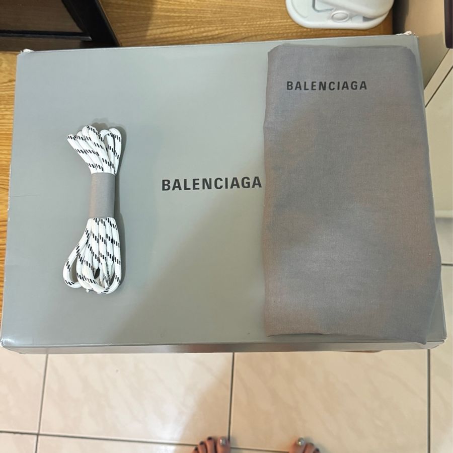 近全新BALENCIAGA TRIPLE S CLEAR SOLE 37號-2