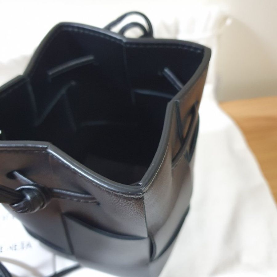 BOTTEGA VENETA Mini Cassette Bucket Bag 經典編織小羊皮斜背水桶包 黑色-8