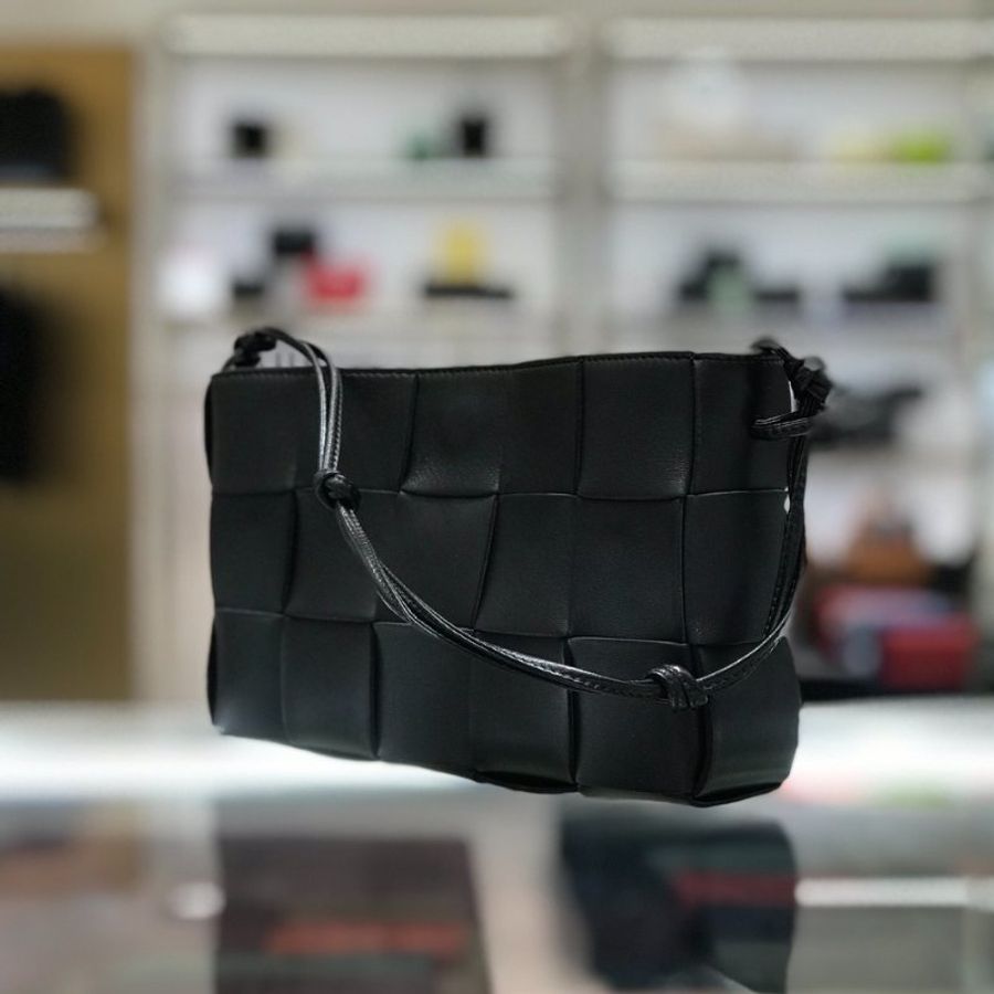 Bottega Veneta BV 730543 BV 15格 Cassette 包 黑色《2024季度新品》-4